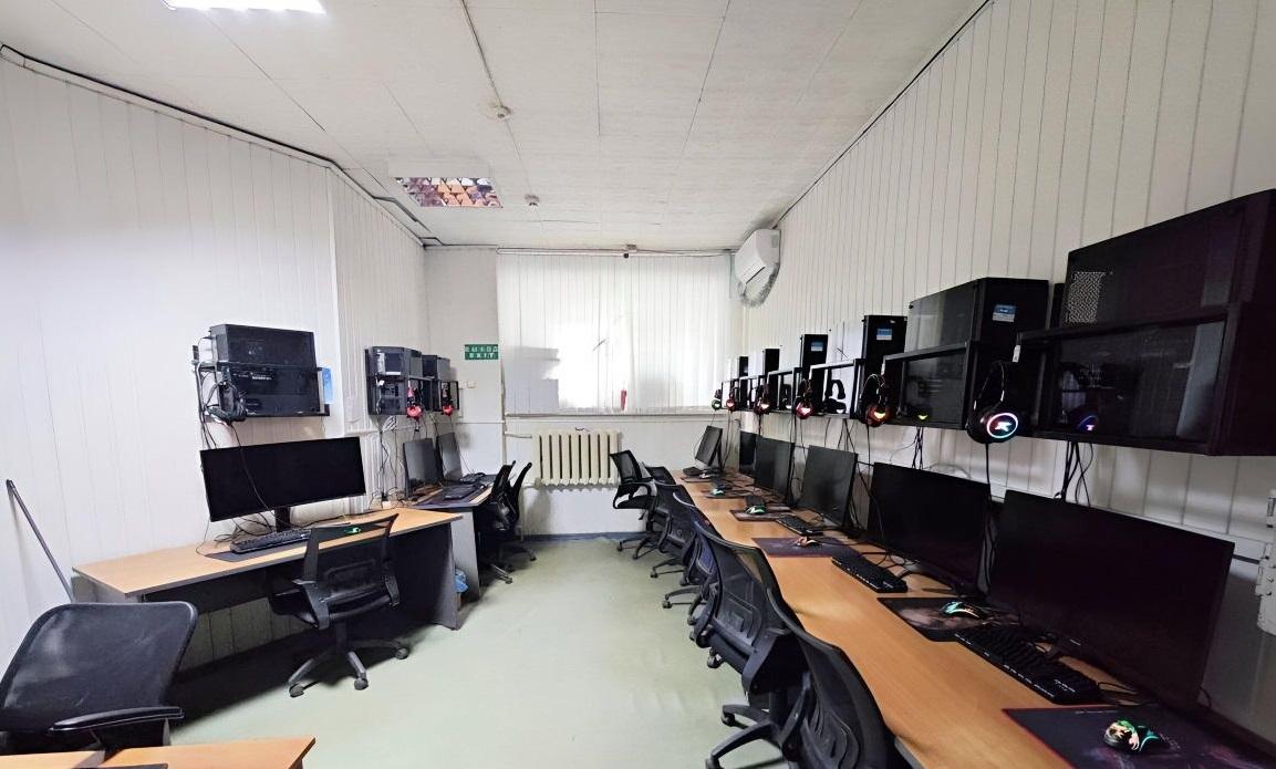 Продам помещение под услуги в Уфе в Калининском р-не, Коммунаров улица, 6