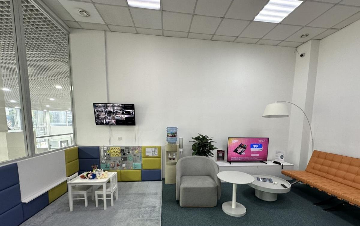 Продам торговое помещение в Красноярске в Кировском р-не, Красноярский Рабочий проспект имени газеты, 160а
