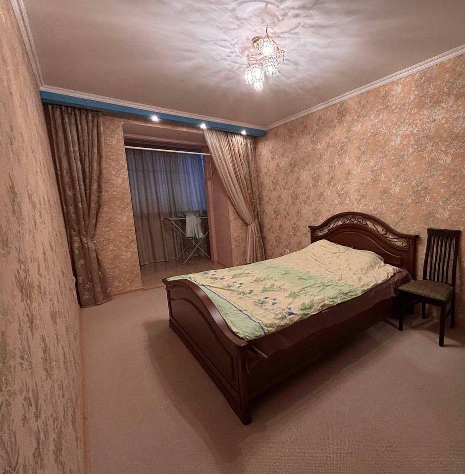 Продам 3-комнатную квартиру в Перми в Дзержинском р-не, Екатерининская улица, 165