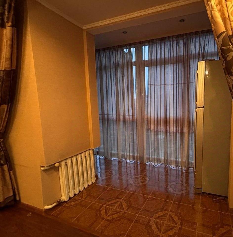 Продам 3-комнатную квартиру в Перми в Дзержинском р-не, Екатерининская улица, 165