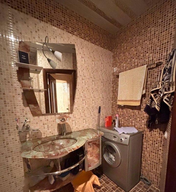 Продам 3-комнатную квартиру в Перми в Дзержинском р-не, Екатерининская улица, 165