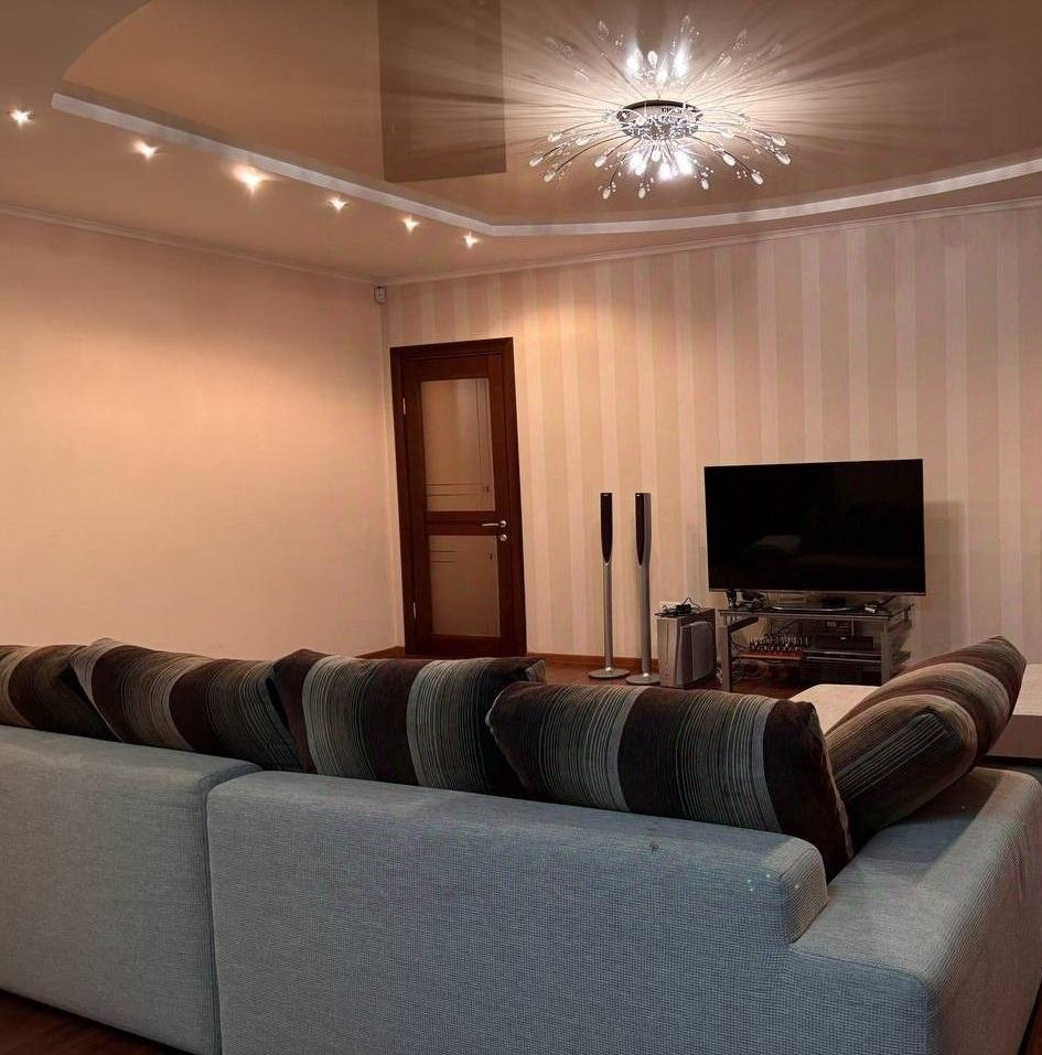 Продам 3-комнатную квартиру в Перми в Дзержинском р-не, Екатерининская улица, 165