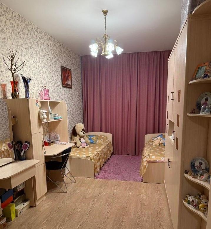 Продам 4-комнатную квартиру в Перми в Дзержинском р-не, Светлый, Рабочая улица, 7