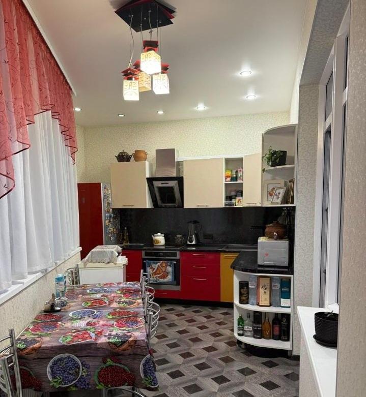 Продам 4-комнатную квартиру в Перми в Дзержинском р-не, Светлый, Рабочая улица, 7