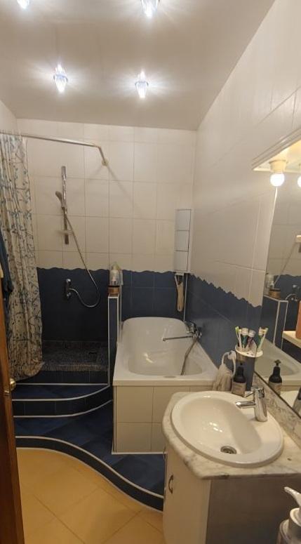 Продам 4-комнатную квартиру в Перми в Дзержинском р-не, Светлый, Малкова улица, 26