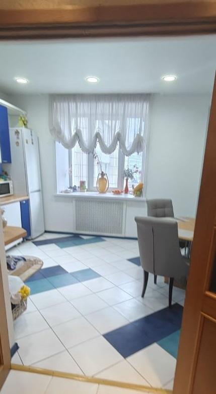 Продам 4-комнатную квартиру в Перми в Дзержинском р-не, Светлый, Малкова улица, 26