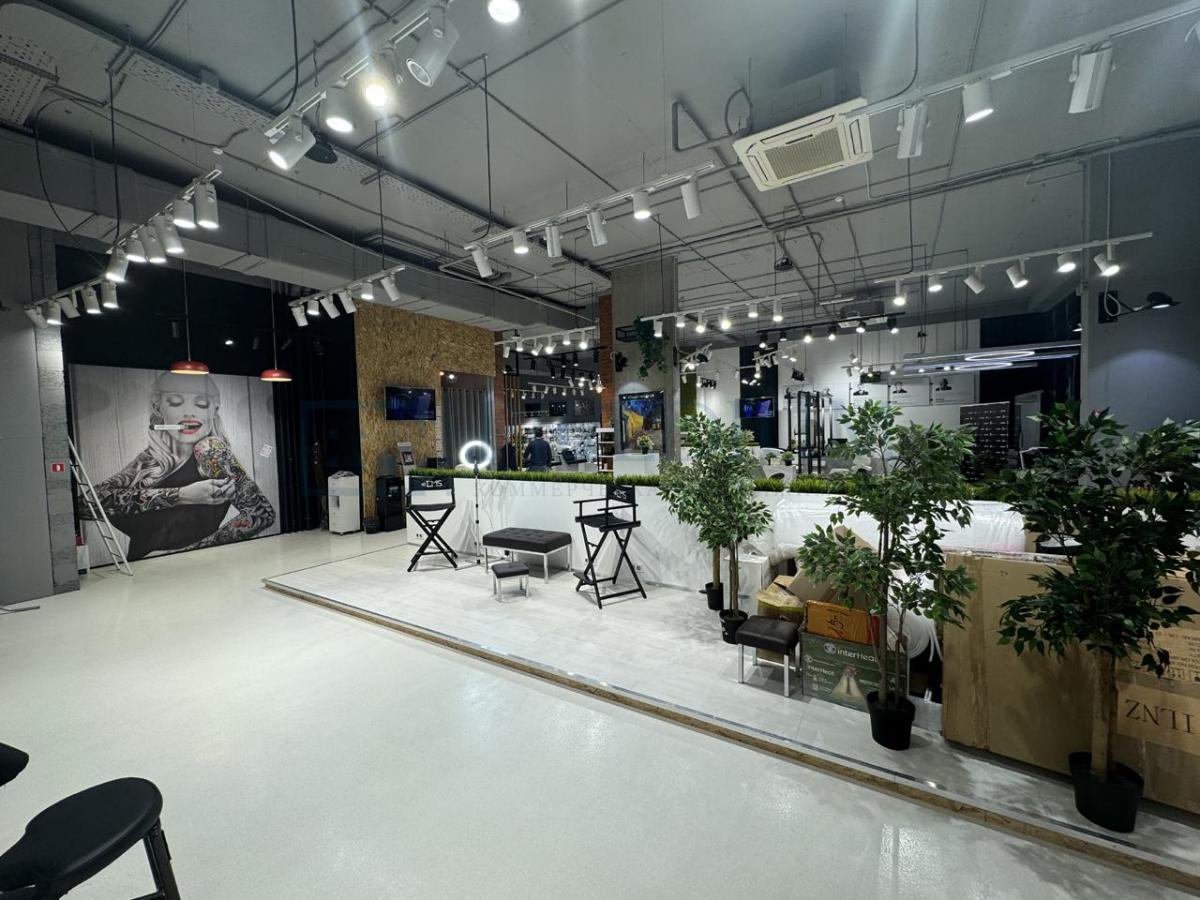 Продам торговое помещение в Москве, д 32