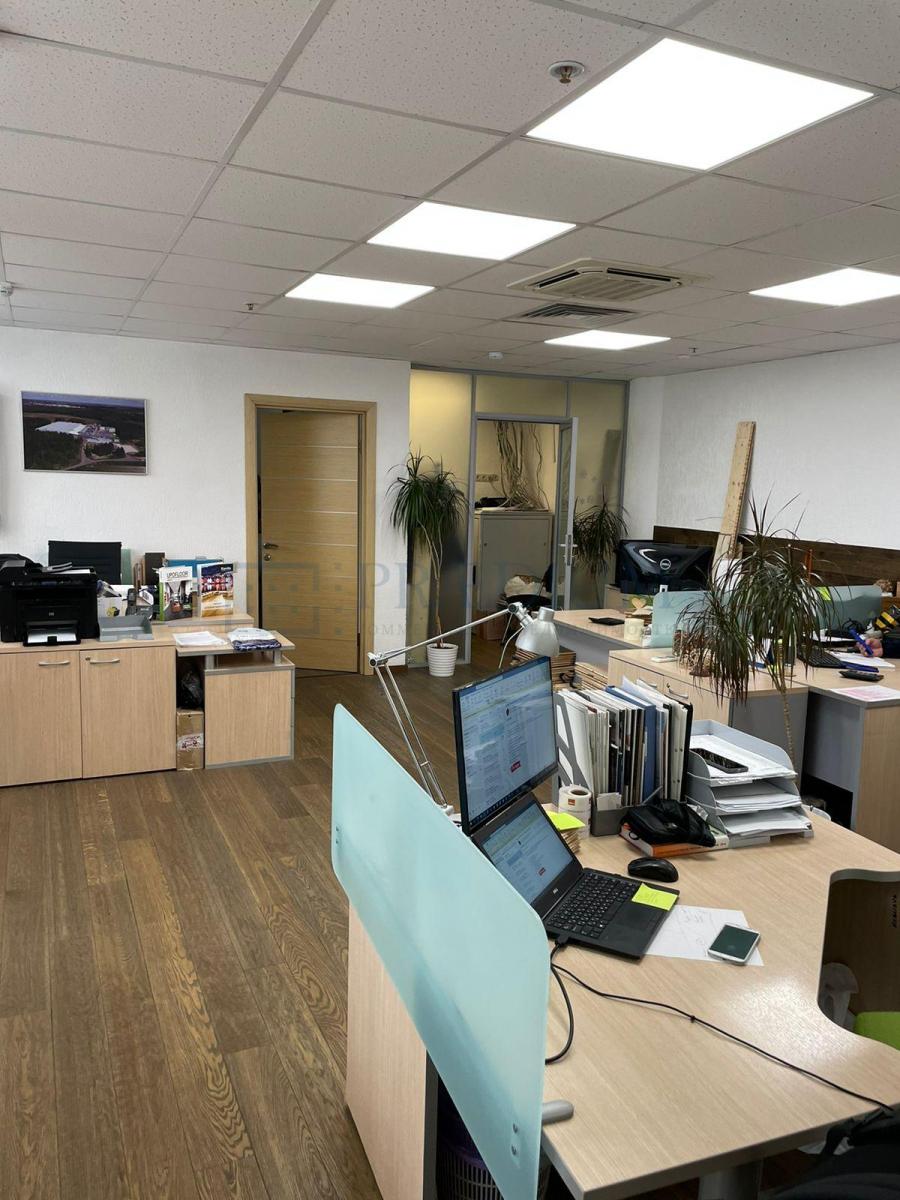 Продам торговое помещение в Москве, д 111 к 1