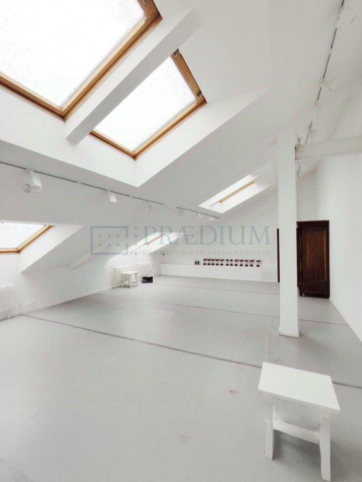 Продам торговое помещение в Москве, д 32 стр 1