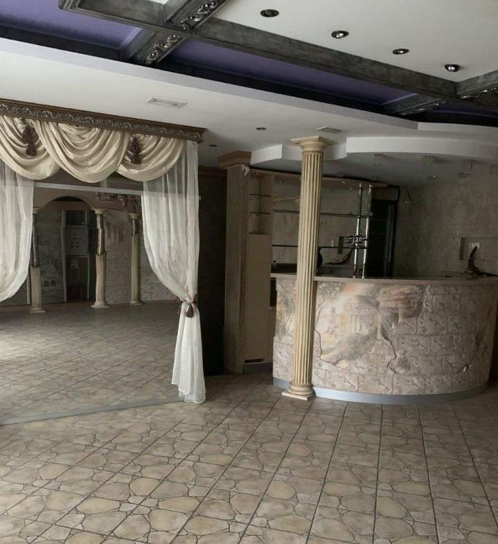 Продам торговое помещение в Перми в Ленинском р-не, Монастырская улица, 41