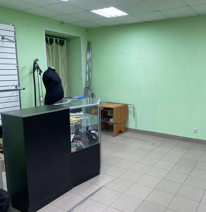 Продам торговое помещение в Перми в Кировском р-не, Закамск, Адмирала Нахимова улица, 19