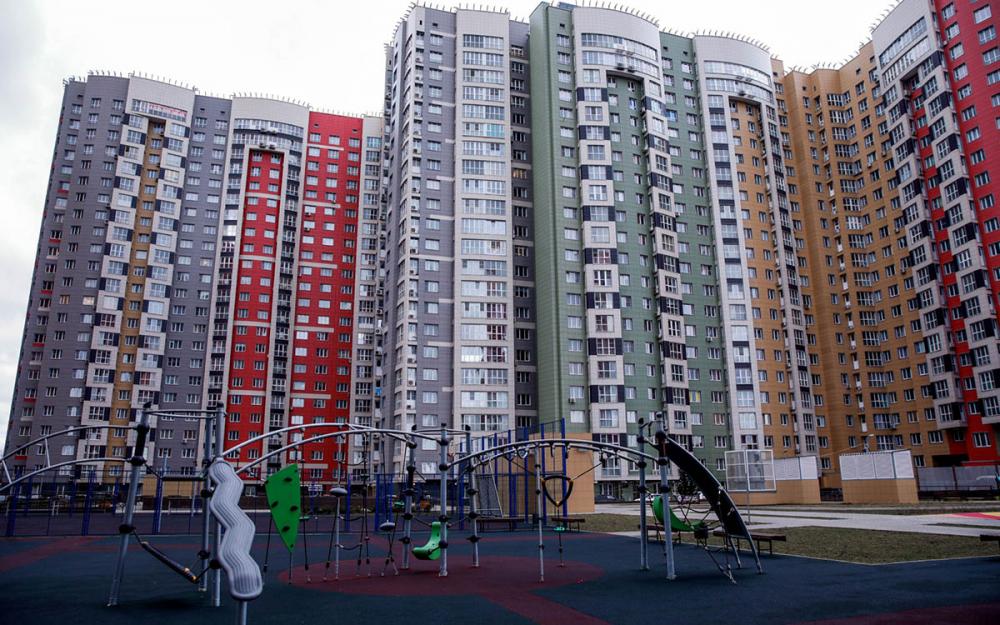 Продажи новостроек резко упали, но застройщики почти не потеряли в выручке